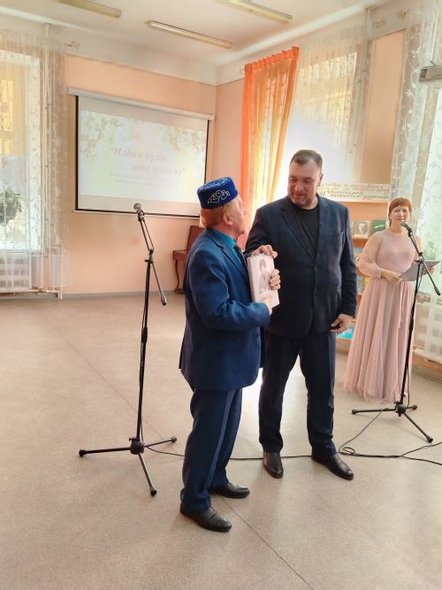 «Илһам бүләк итә гүзәл яз»: Лениногорскида үзәк китапханәдә әдәби-музыкаль кичә узды (+фотолар)