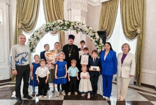 Лениногорск ЗАГС бүлегендә Псурцевлар гаиләсен 10нчы бала туу белән котладылар