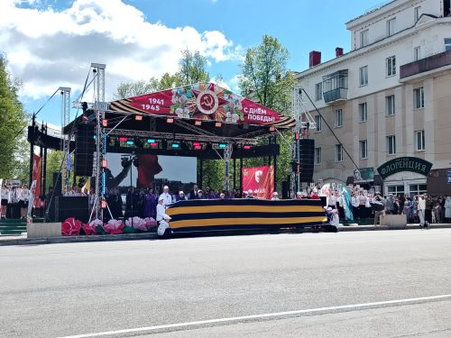 Лениногорскида Үзәк мәйданда Җиңү бәйрәменә багышланган театральләштерелгән күренеш булды