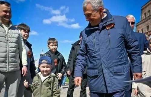 Миңнеханов Җиңү парадында Акбарс исемле малай белән очрашты