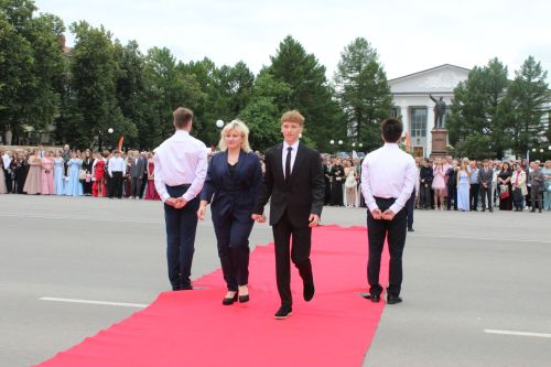 Лениногорск үзенең 263 укучысын олы тормыш юлына чыгарды (+ фотолар)