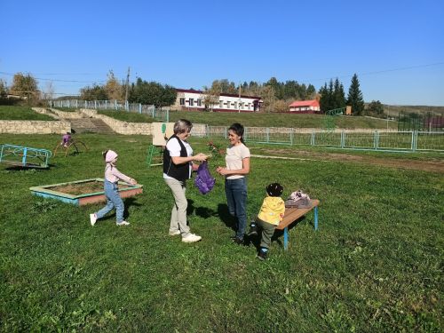 Урмышлы авылында балалар бакчасы хезмәткәрләрен котладылар