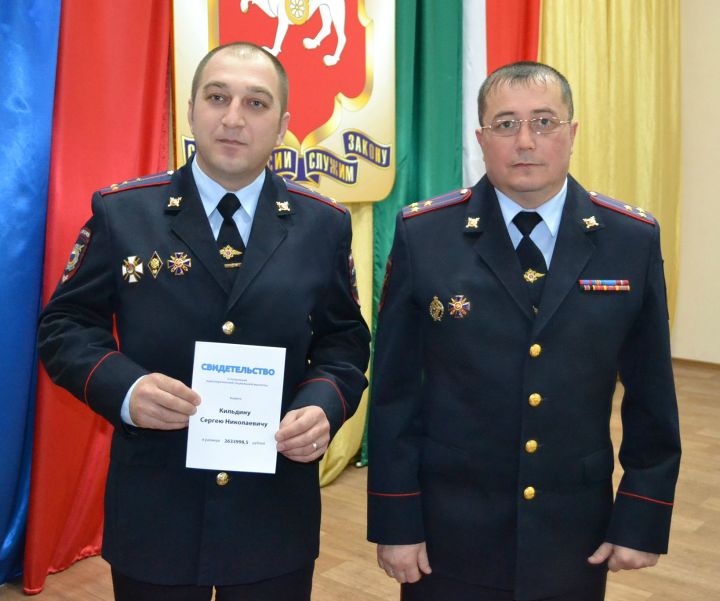 Лениногорскидагы полиция хезмәткәрләренә фатир сатып алу  сертификатлары тапшырылды