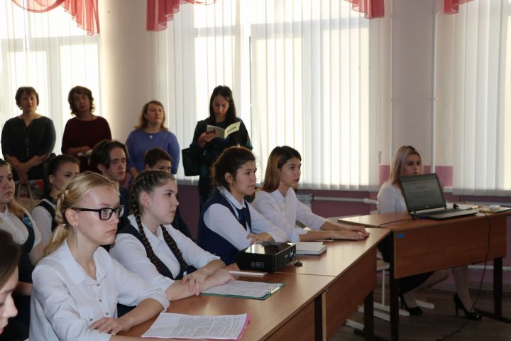 Лениногорск укучылары ике дәүләт телен дә белә, чит телне дә үзләштерә (11нче гимназиядә узган форум)