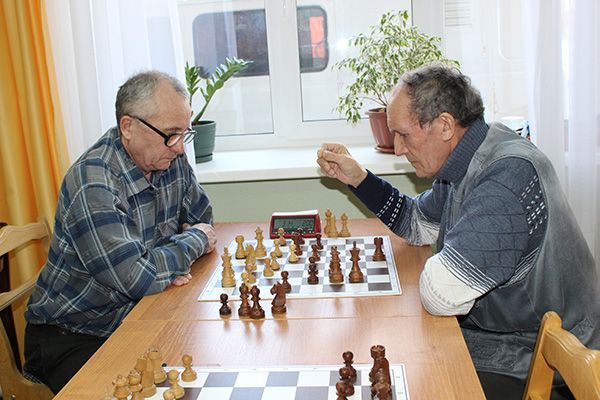 Лениногорск пенсионерлары шашка-шахмат уйнады (Фотолар) 