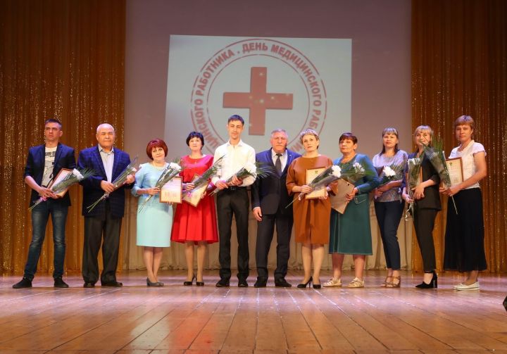 Лениногорскида медицина хезмәткәрләрен бүләкләделәр (Фотолар)