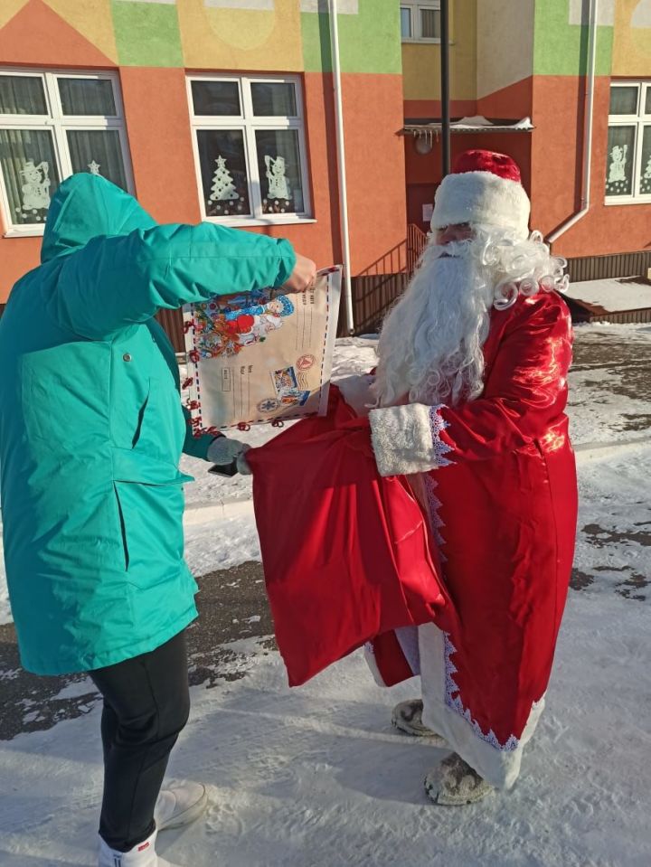 Лениногорскиның 14нче бакча нәниләре Кыш бабайга хатларын тапшырдылар (фотолар)