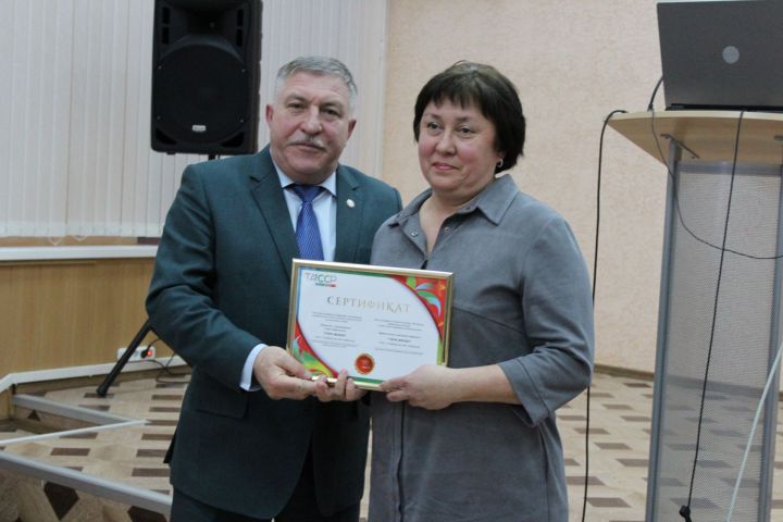 Лениногорскиның  өч предприятиесенә «ТАССРның 100 еллыгы» билгесен куллану өчен сертификатлар тапшырылды