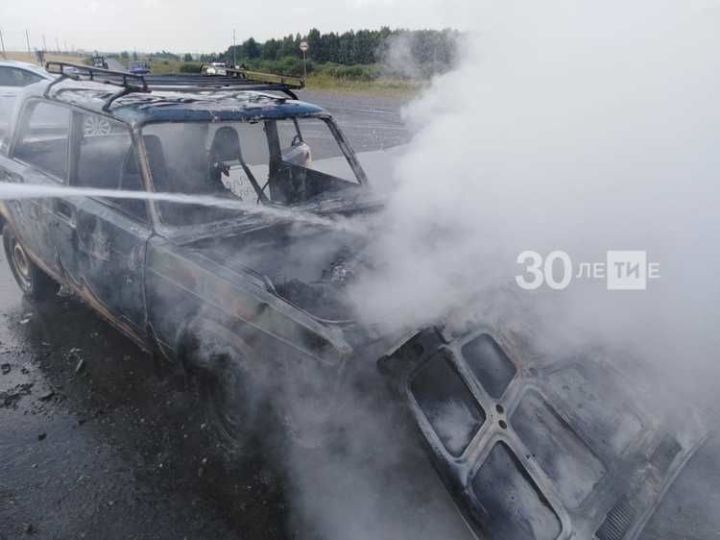 Лениногорск янындагы трассада җиңел автомобиль тулысынча янып беткән