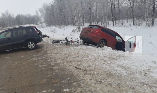 Лениногорск районында ике автомобиль бәрелешкәннән соң зыян күрүчеләрне хастаханәгә озатканнар