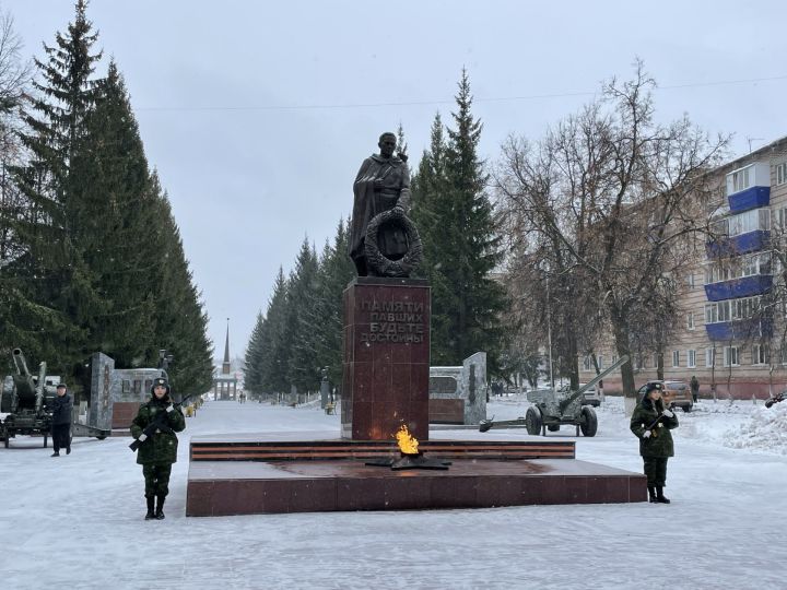 Лениногорскида Билгесез солдат көне уңаеннан һәйкәл янына җыелдылар