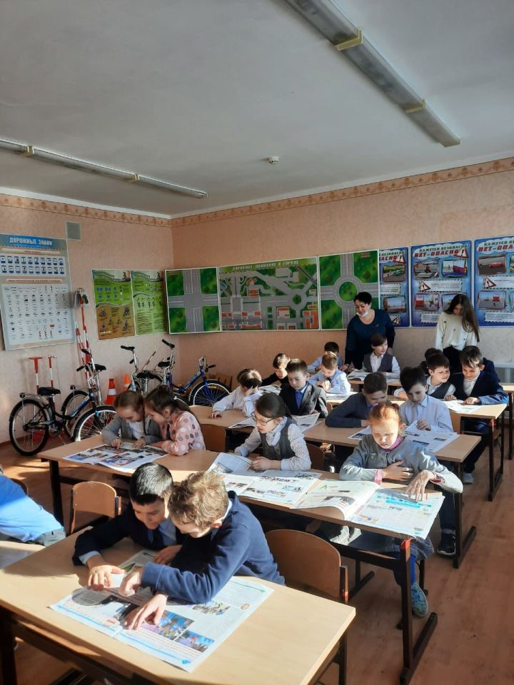 Лениногорскиның 13нче мәктәбендә яшь инспекторлар кабинеты буш тормый