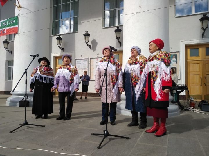 Мәдәният сарае каршында Лениногорск иҗат коллективлары концерт тәкъдим итте