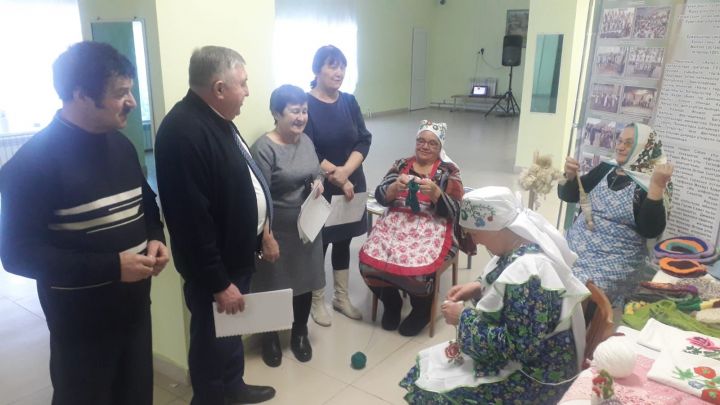 Кирлегәч авылындагы «Ихлас» төркеме апаларының кул эшләренә Рәгать Хөсәенов соклану белдерде