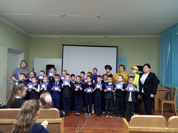 Лениногорскиның 3 нче мәктәбендә юл кагыйдәләренә кагылышлы уен үтте (+фотолар)