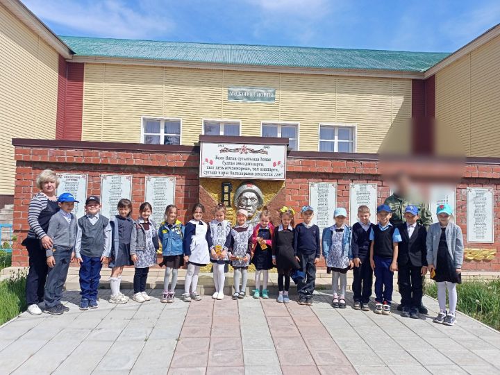 Иске Шөгер мәдәният йортында укучылар белән Геройлар турында сөйләштеләр