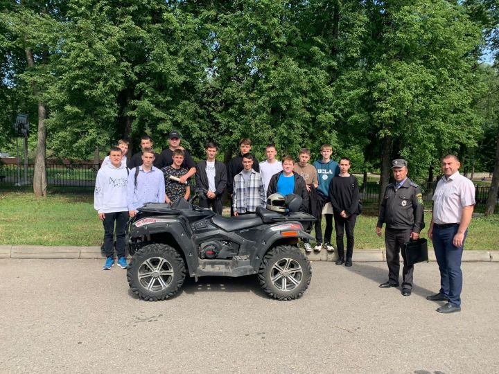 Лениногорскида 29 кеше тракторчы-машинист таныклыгына имтихан тапшырды