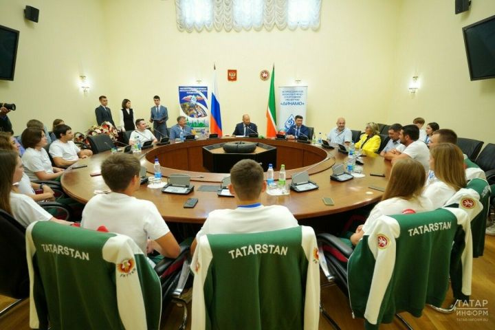 Әсгать Сәфәров уңышлы спорт сезоны өчен Татарстан укучыларына бүләкләр тапшырды