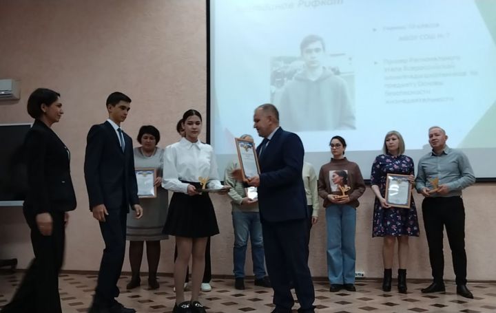 Лениногорскида Бөтенроссия, республика предмет олимпиадаларында җиңүче укучыларны котладылар (+ фотолар)