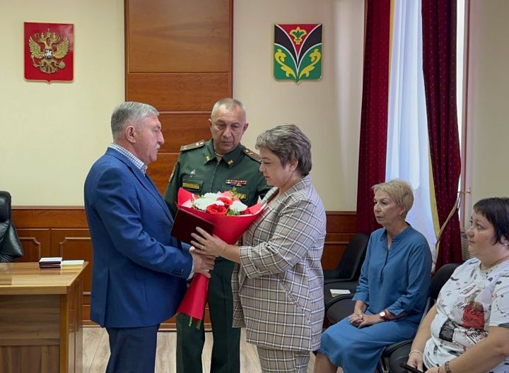 Лениногорскида МХОда һәлак булган хәрбиләрнең якыннарына Батырлык орденнары тапшырылды