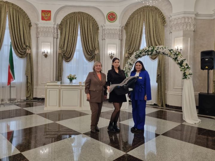 Лениногорскида бәби көтүче әниләр бәйрәмендә автомобиль бишеге уйнаттылар