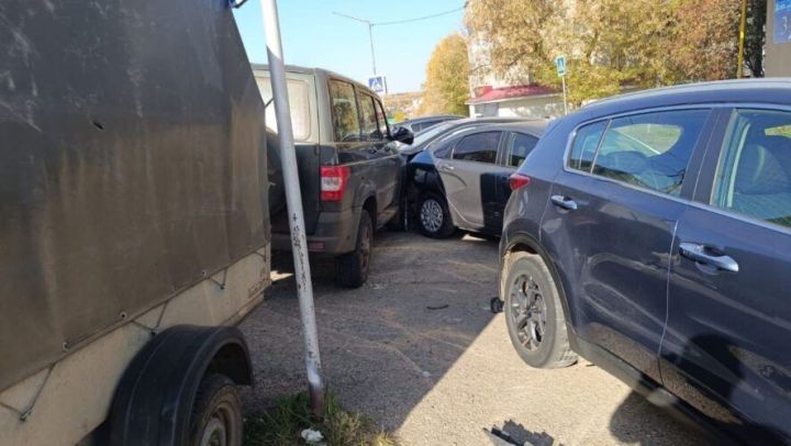 Лениногорскида авариядә «УАЗ Патриот» алты машинага зыян салган