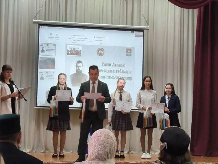 2нче мәктәпнең 7нче сыйныф укучылары -  Һади Атласи исемендәге төбәкара укуларының җиңүчеләре