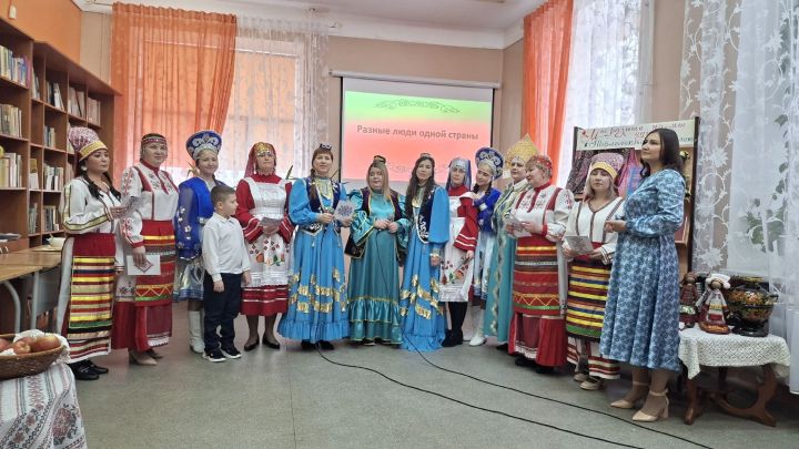 Лениногорскиның Г.Тукай исемендәге үзәк китапханәсендә  Халыклар бердәмлеге елын ачтылар