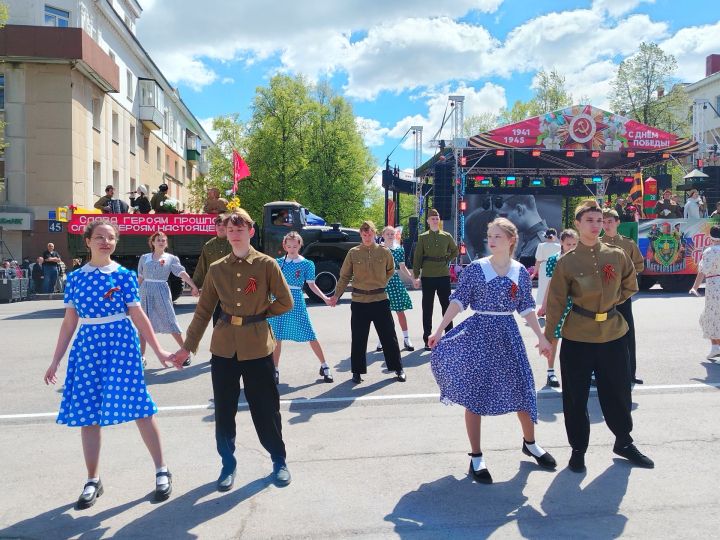 Лениногорскида Үзәк мәйданда Җиңү бәйрәменә багышланган театральләштерелгән күренеш булды