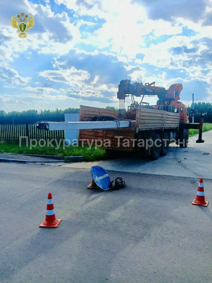 Татарстанда яшүсмер самокатта йөк машинасы арбасыннан чыгып торган баганага бәрелеп үлгән