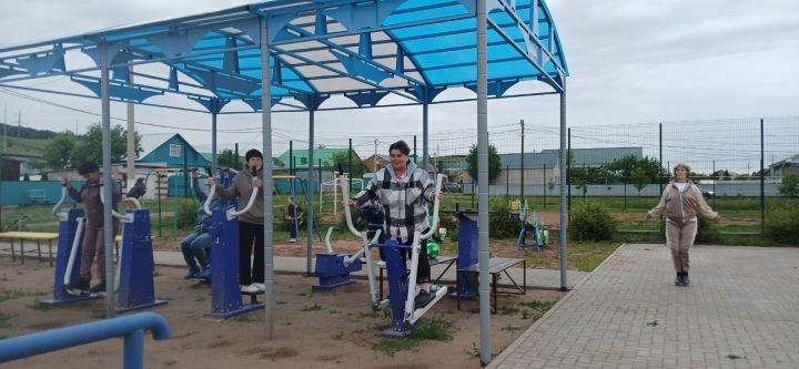 Иске Шөгердәге  спорт мәйданчыгында авыл апалары да шөгыльләнә