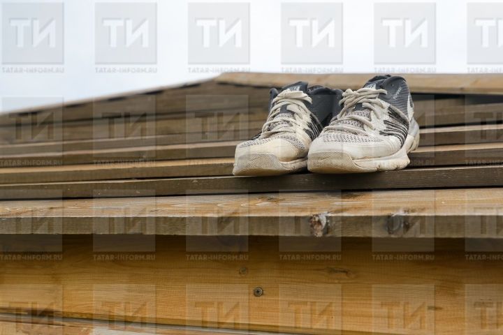 Табиб баш авыртуына китергән аяк киемен атады