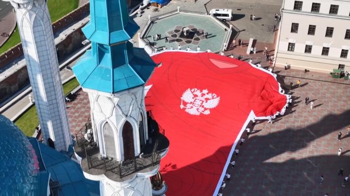 Казан Кремлендә футбол буенча Россия җыелма командасының иң зур формасын җәелдерделәр