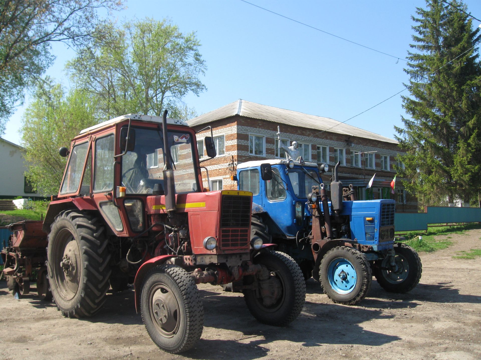 Лениногорск районында тракторларны тикшерәләр (ФОТОЛАР)