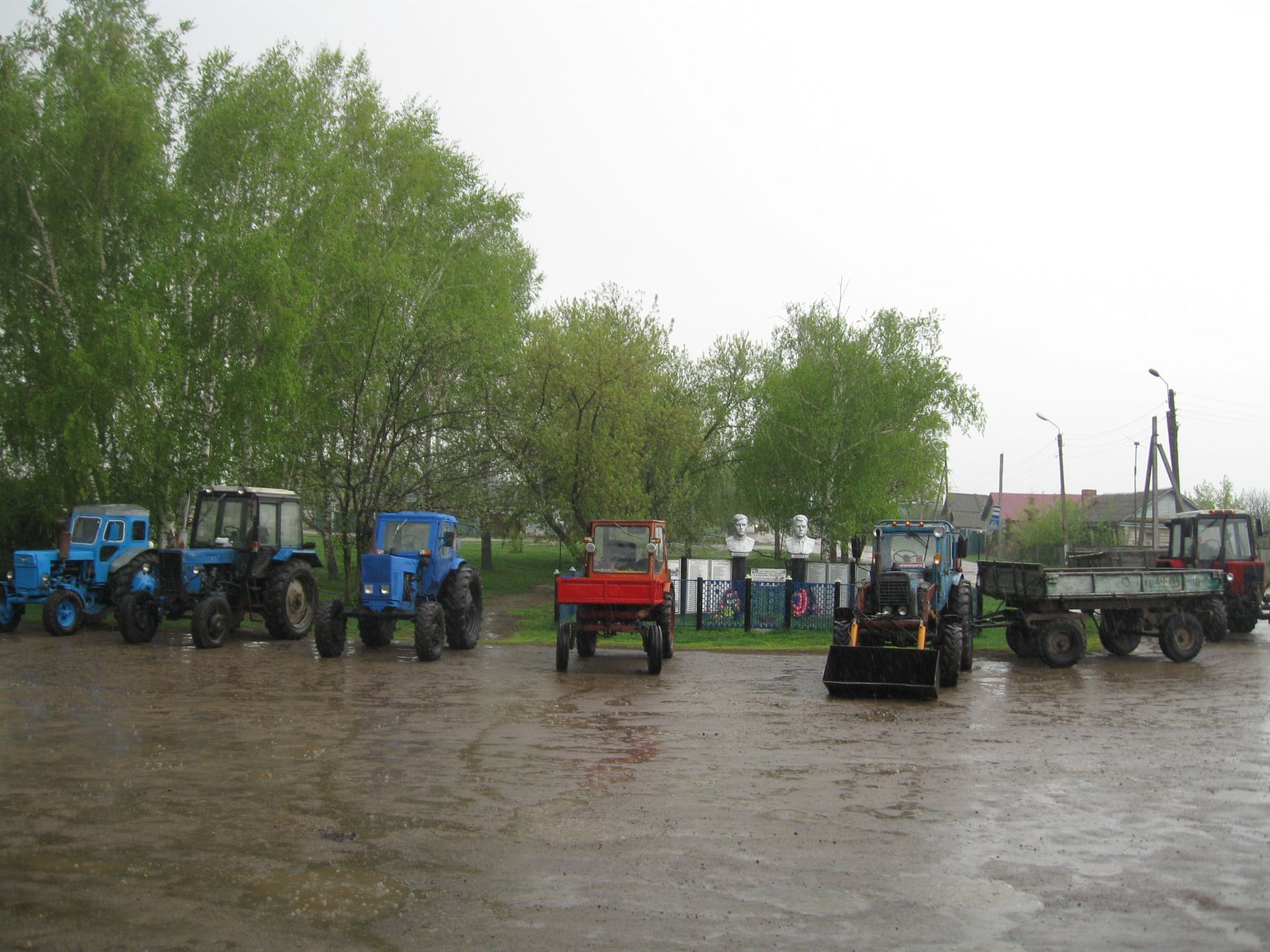 Лениногорск районында тракторларны тикшерәләр (ФОТОЛАР)
