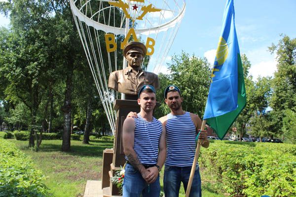 Лениногорскида десантчыларга багышланган һәйкәл куелды (ФОТОлар)