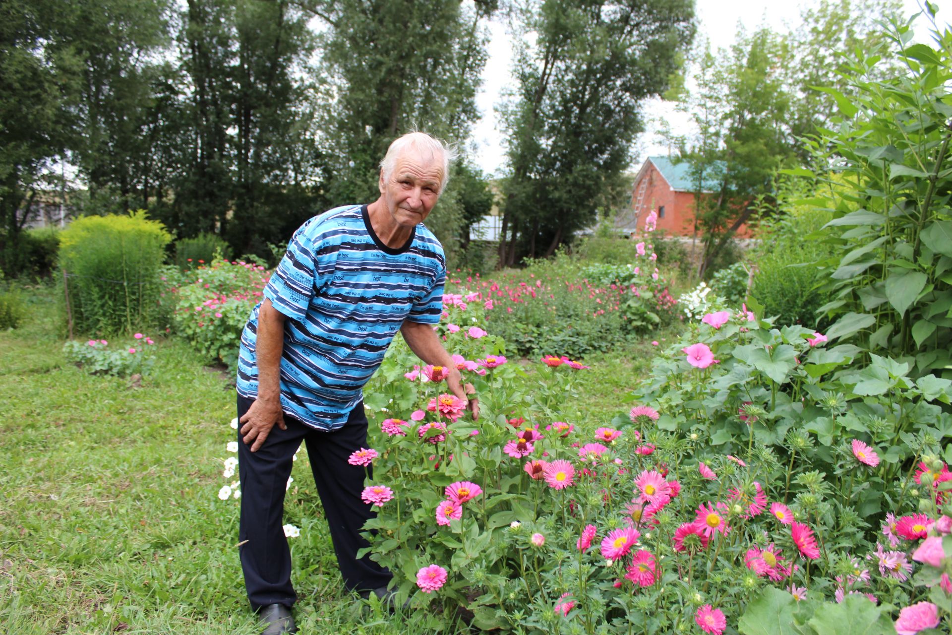 Урдалыда яшәүче Вагизовлар гаиләсе  су буен гөлбакчага әйләндергән (ФОТОЛАР)