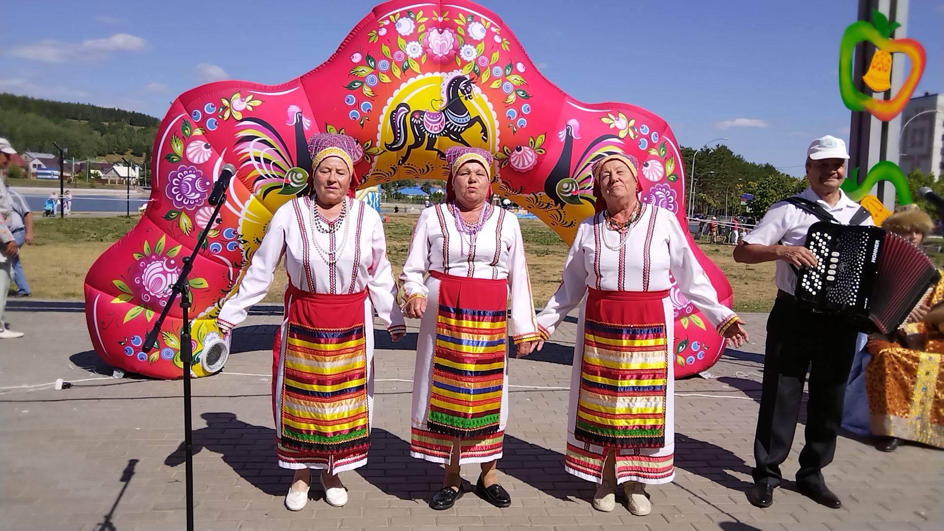 Лениногорскида Алма һәм бал Спасы ярминкәсе үтте (фоторепортаж)