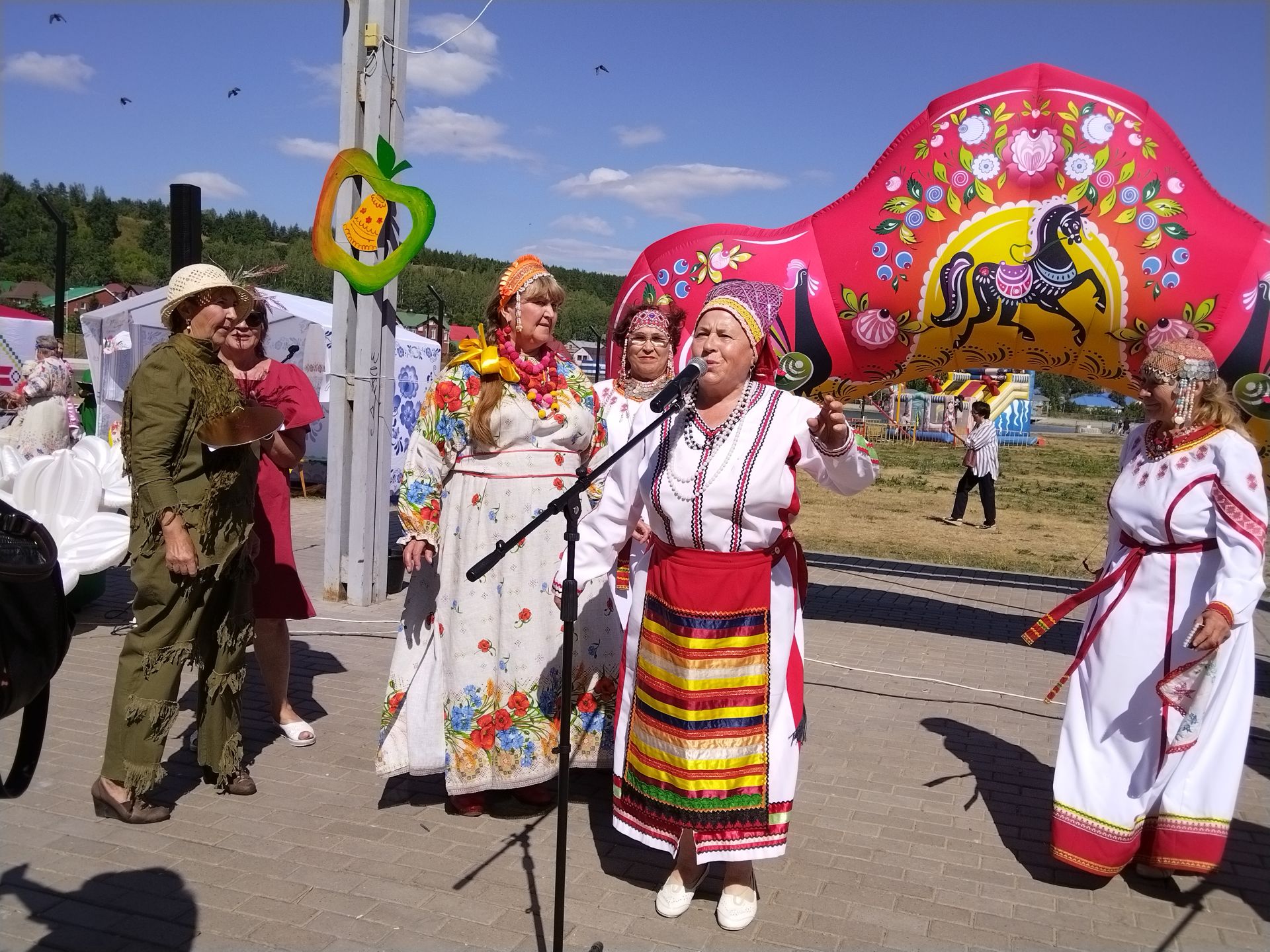 Лениногорскида Алма һәм бал Спасы ярминкәсе үтте (фоторепортаж)