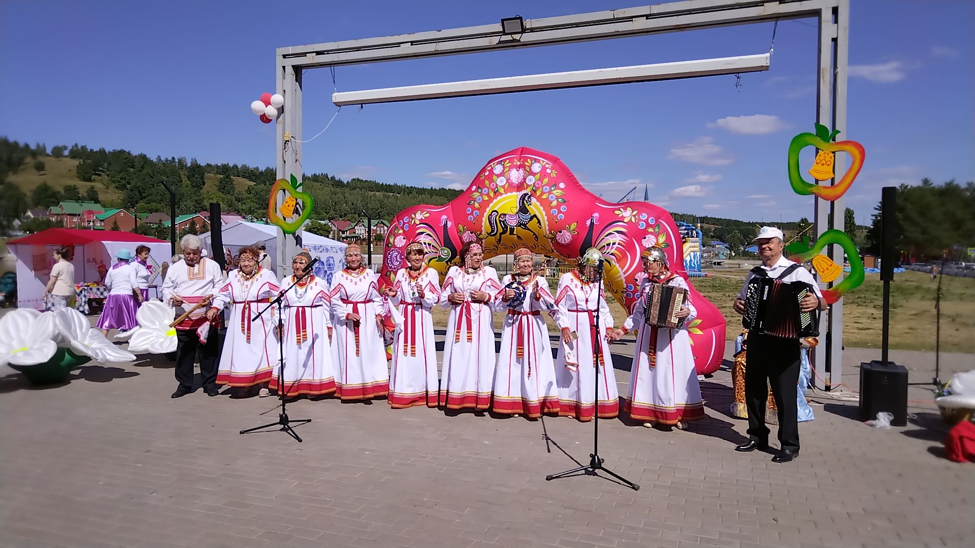 Лениногорскида Алма һәм бал Спасы ярминкәсе үтте (фоторепортаж)