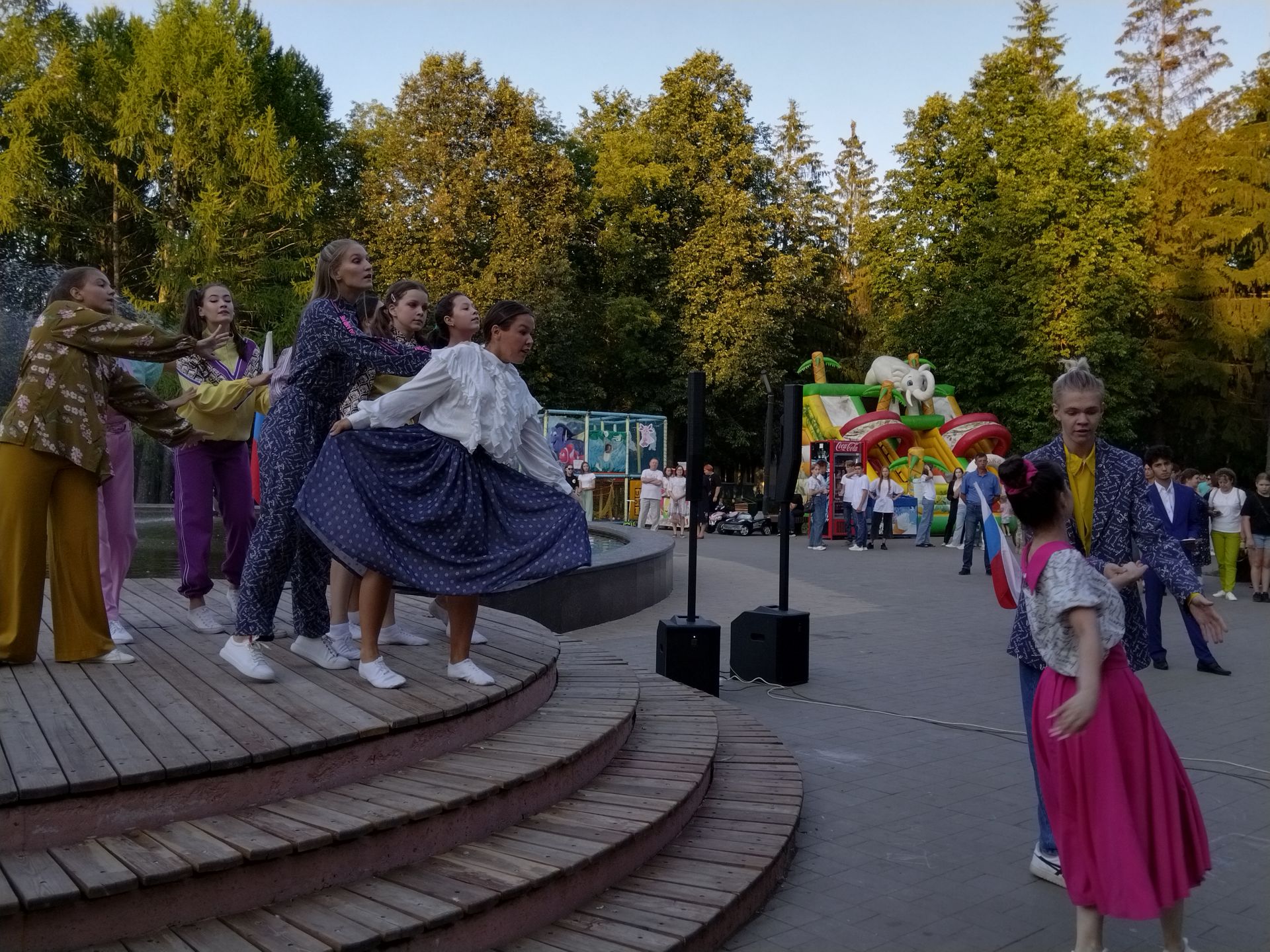 "Балерина" фонтанында Россия Дәүләт флагы көне үтте (фоторепортаж)
