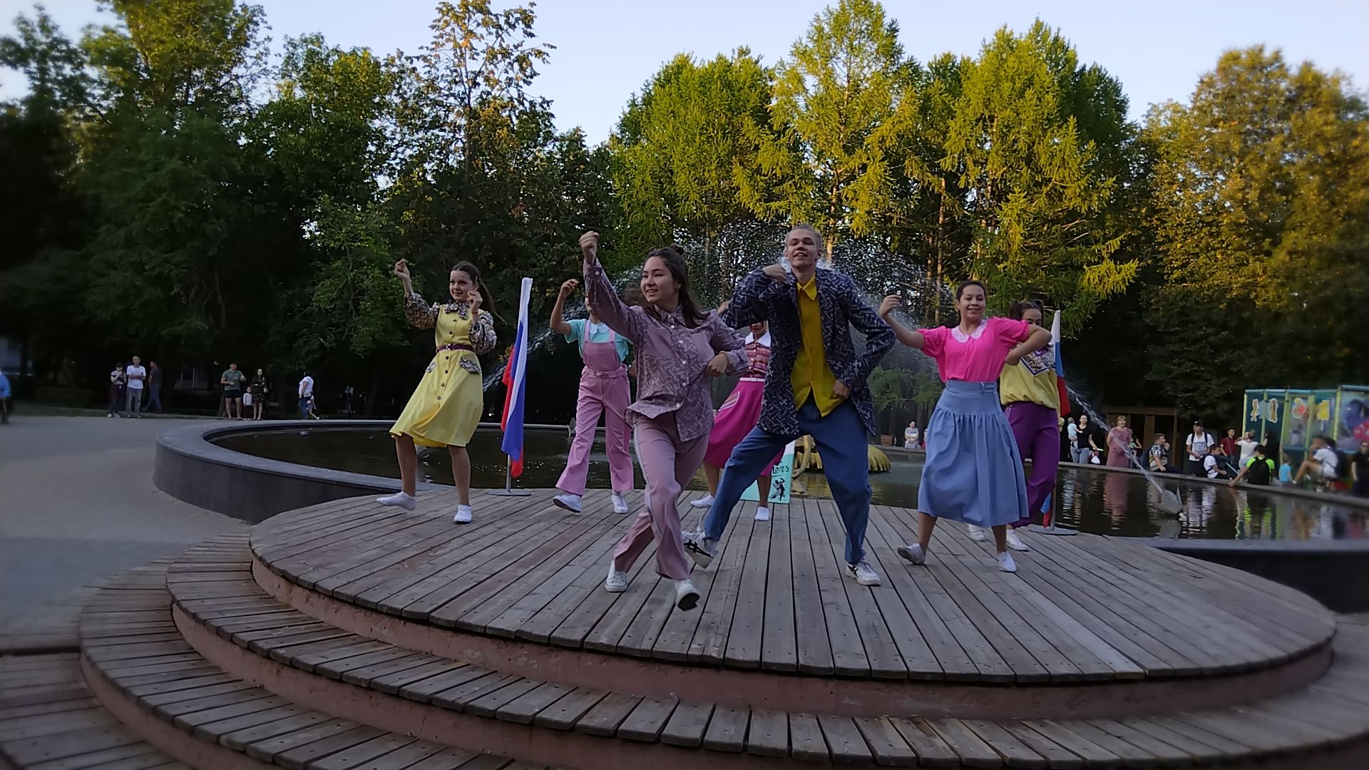 "Балерина" фонтанында Россия Дәүләт флагы көне үтте (фоторепортаж)