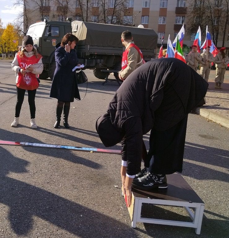 Лениногорскиның Үзәк мәйданында «Все СВОИ» марафоны уңаеннан акция үткәрелде (+фото һәм видео)