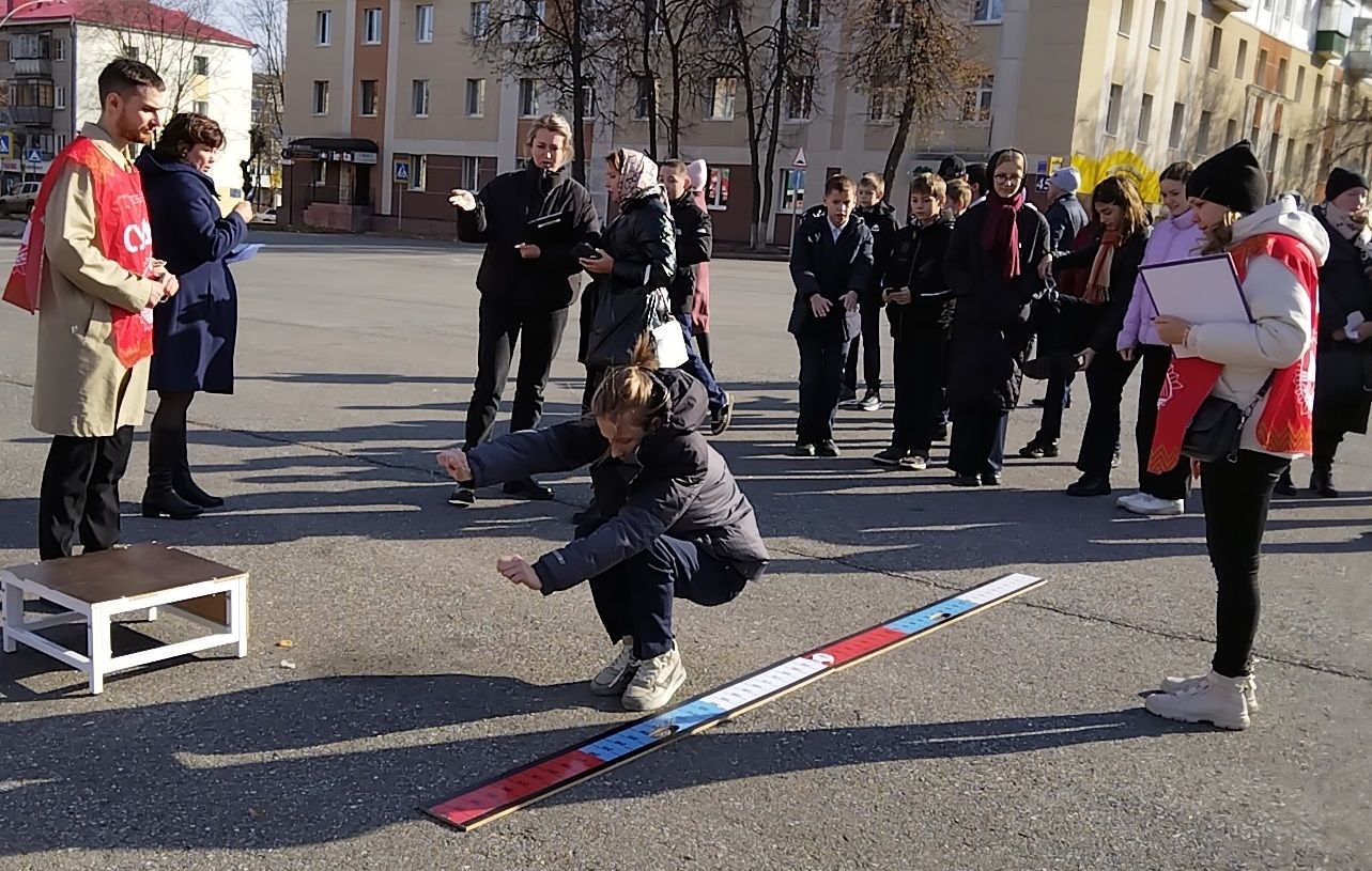 Лениногорскиның Үзәк мәйданында «Все СВОИ» марафоны уңаеннан акция үткәрелде (+фото һәм видео)