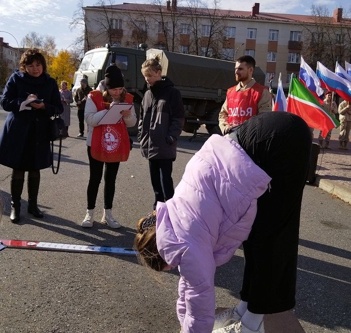 Лениногорскиның Үзәк мәйданында «Все СВОИ» марафоны уңаеннан акция үткәрелде (+фото һәм видео)