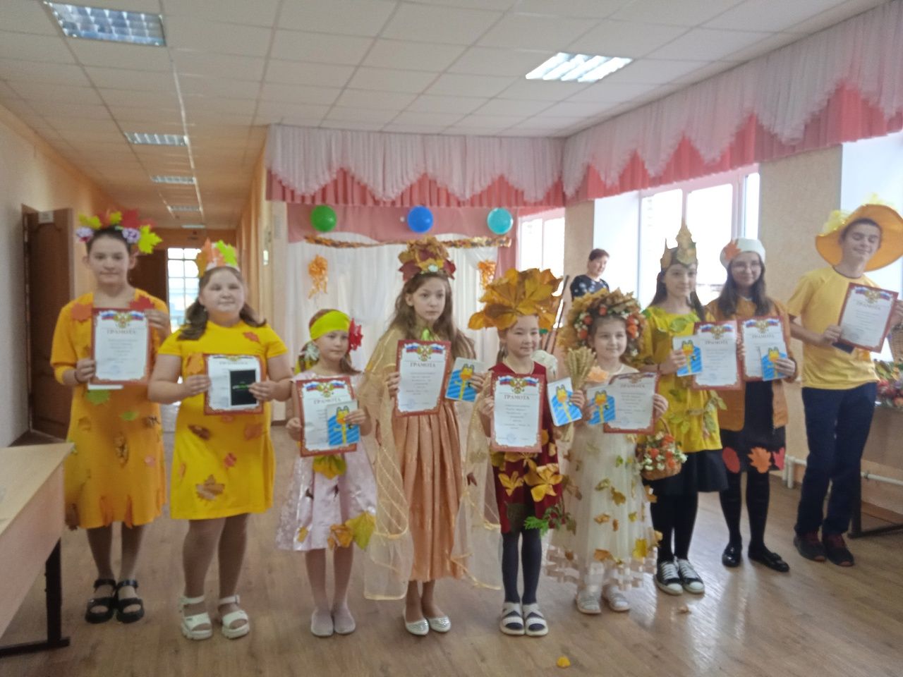Иске Иштирәк мәктәбе көзге моңсулыкны «Көзге бал» белән ямьләде
