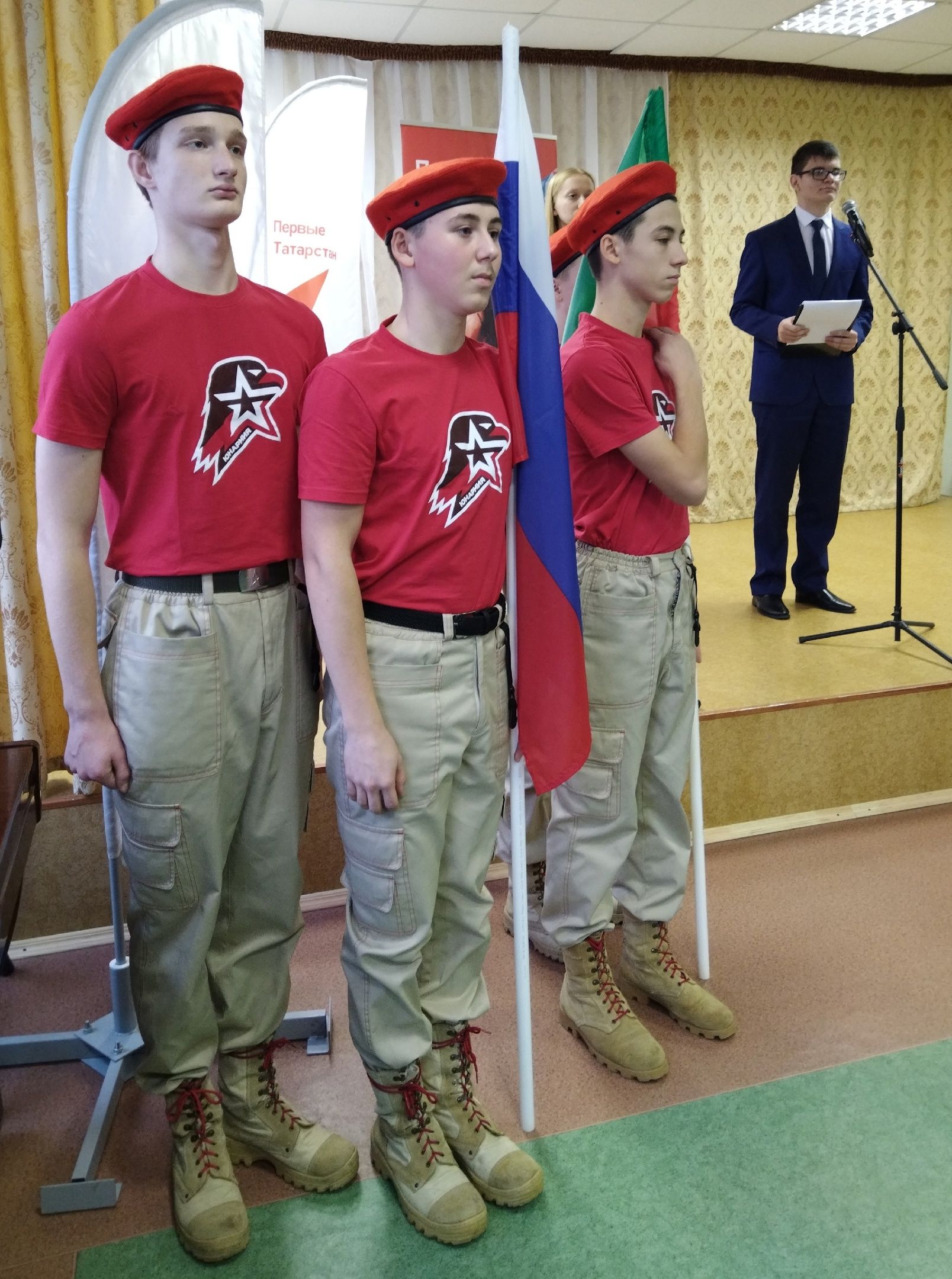 11нче гимназиядә беренче сыйныфларны «Орлята России» сафына кабул итеп значоклар тактылар (+фотолар)