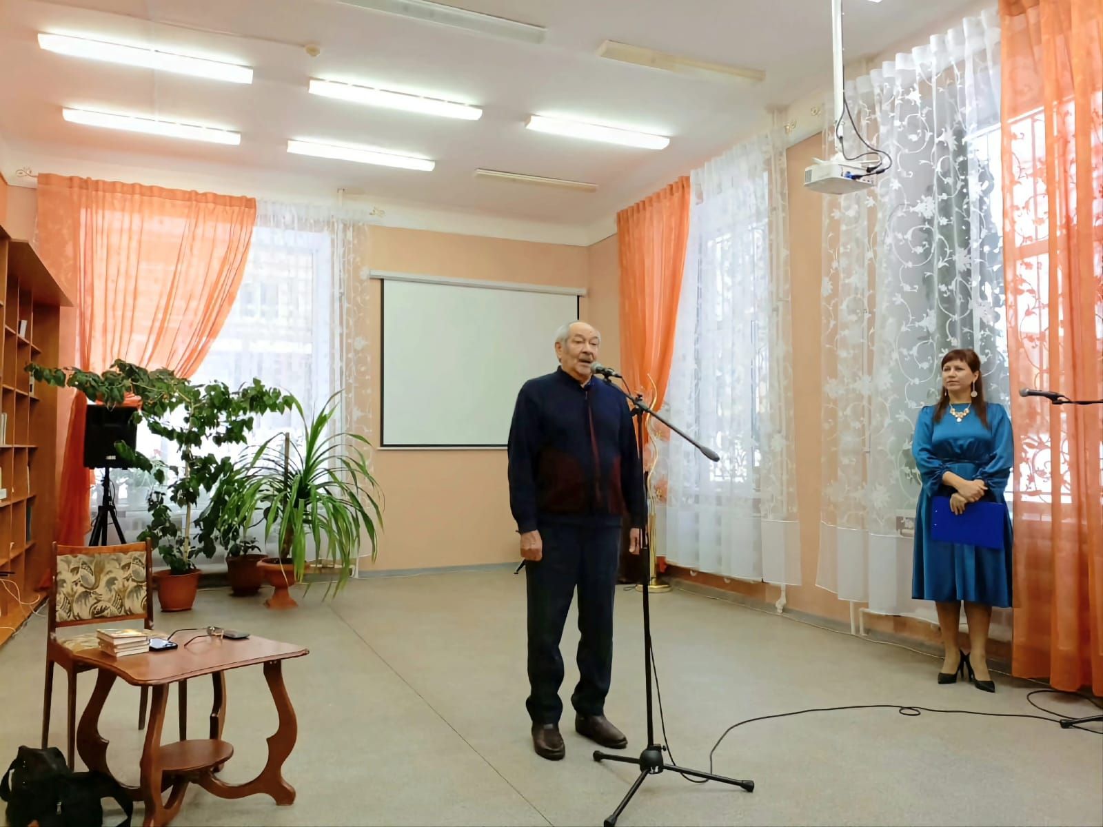 Лениногорскиның Үзәк китапханәсендә шагыйрь Марс Хафизов белән очрашу үтте