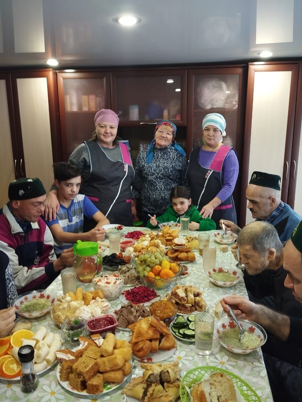 Урдалы авылы волонтеры һәм социаль хезмәткәрләр мөмкинлеге чиклеләр өчен чәй табыны оештырды
