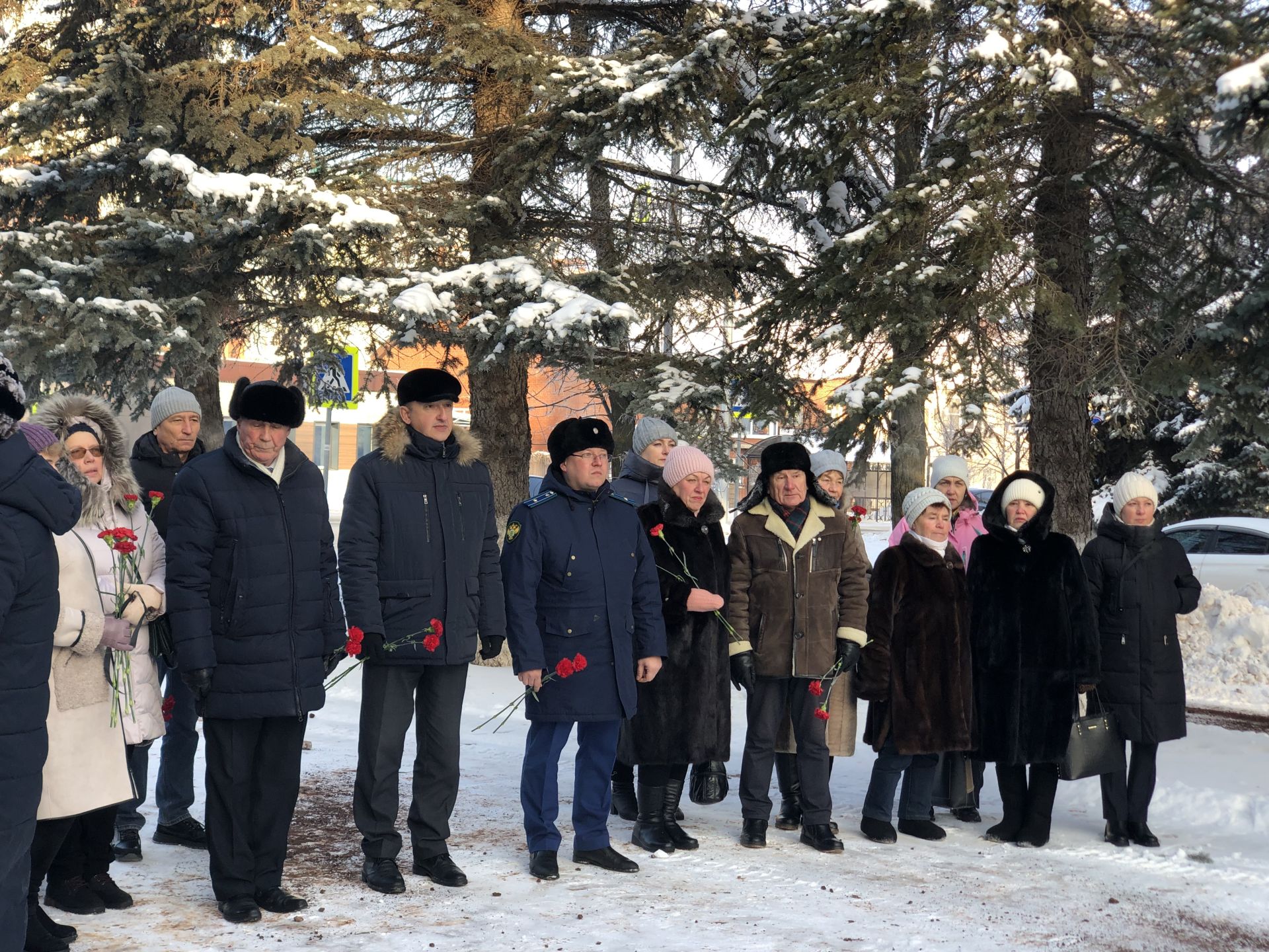 Лениногорскида Ватан Геройлары хөрмәтенә Мәңгелек утка чәчәкләр салдылар